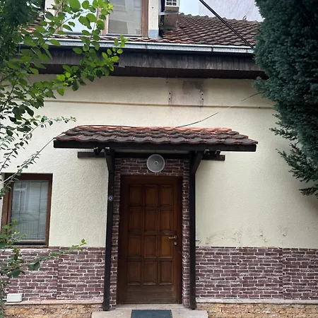 House In Center * סקופיה