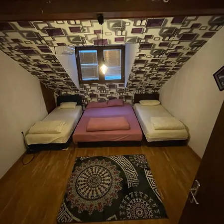 House In Center * سكوبجي